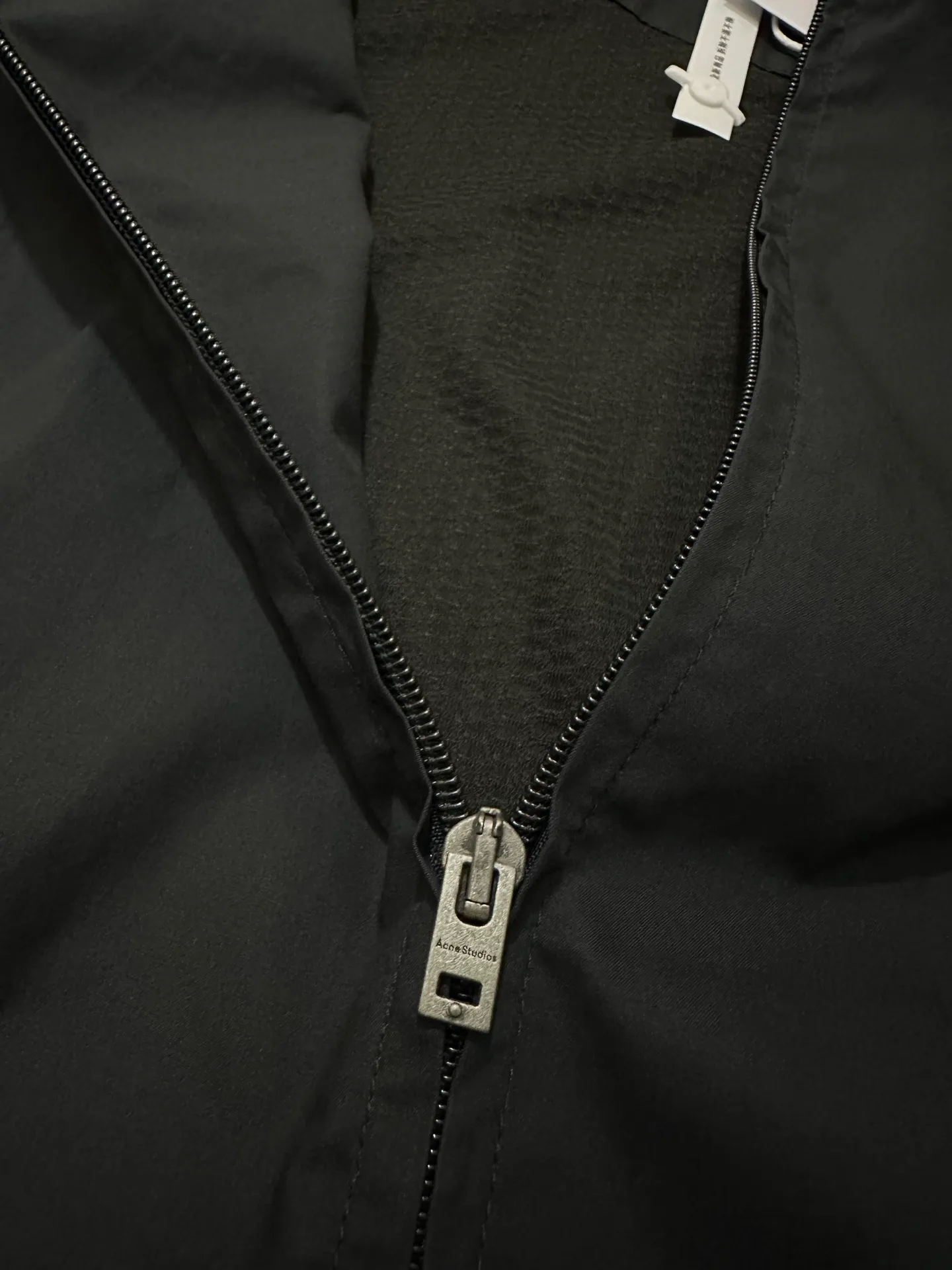 Acne Studios 25FW printed logo distressed double-headed zipper jacket Fabric: Made of 40-count cotton plain woven fabric 140g nylon blended honeycomb mesh artificially sprayed with horse-drawn distressed custom hardware thread accessories matching version male and female Same Style Color: Black White Size: 40 42 44 46